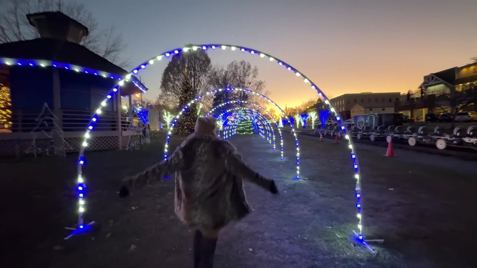 Túnel de arcos de luz no festival de Natal de Blue Ridge à noite