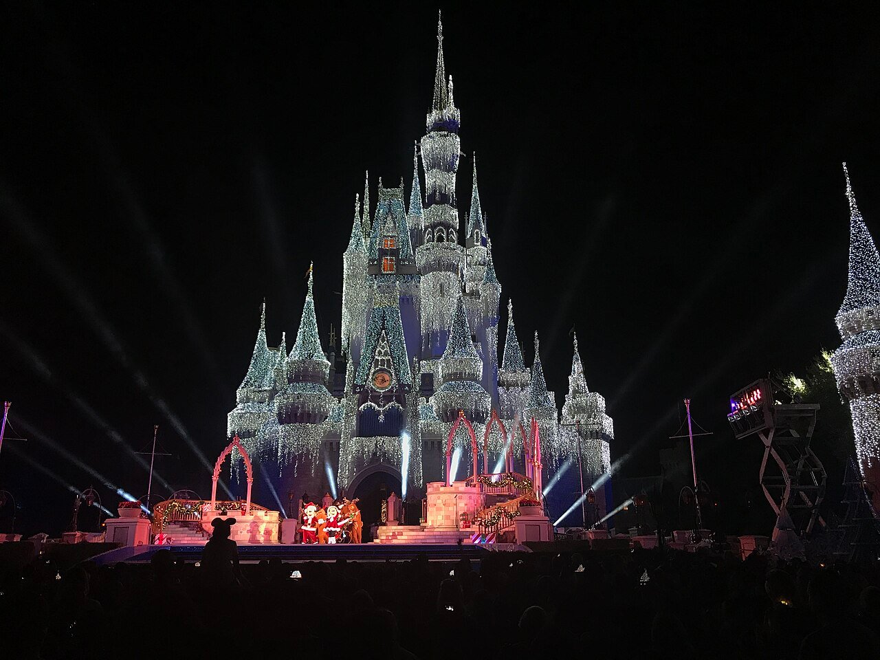 Show de Natal em frente ao castelo da Cinderela iluminado na festa de Natal do Magic Kingdom