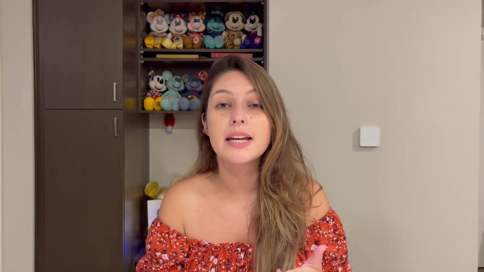 Gabi em casa contando como é Orlando em novembro