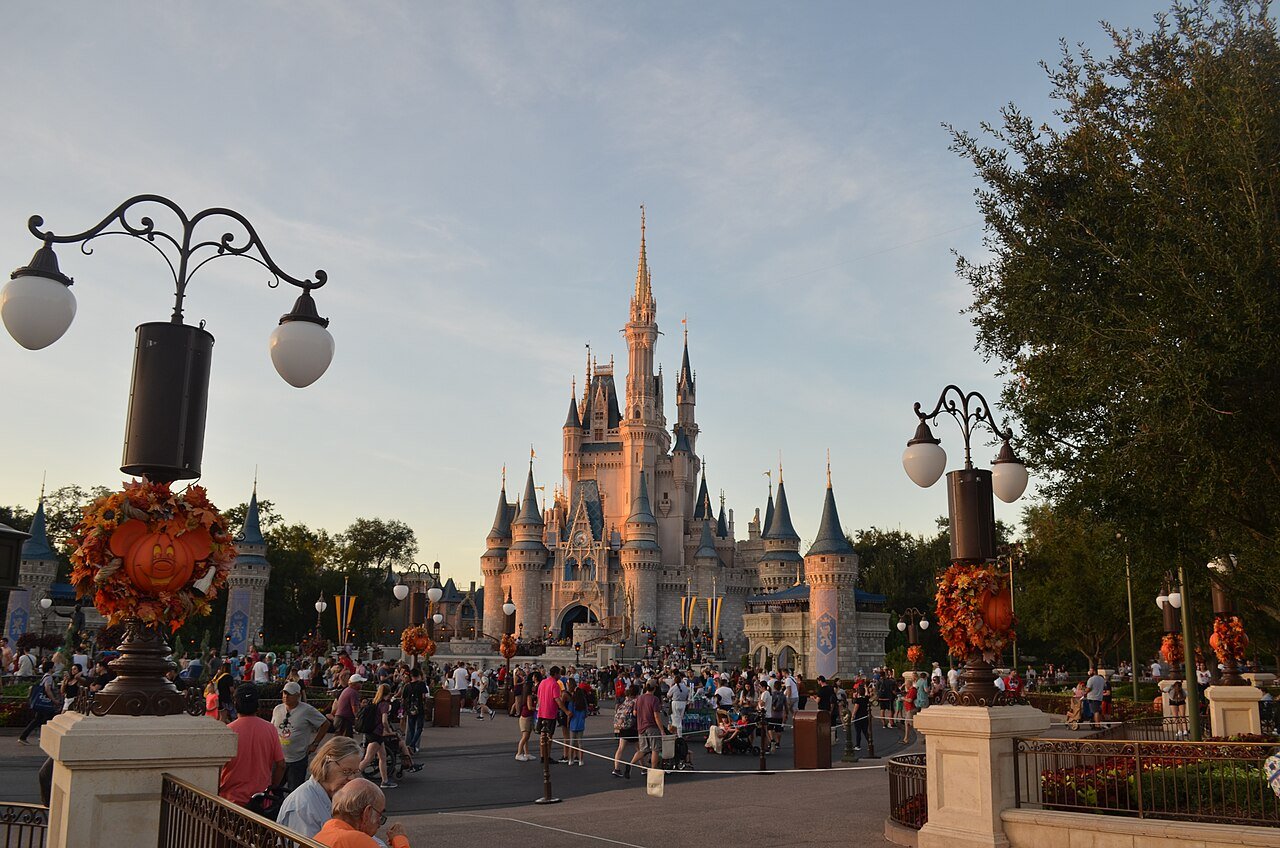 Magic Kingdom decorado de Halloween, com abóboras nos postes da Main Street e o castelo ao fundo