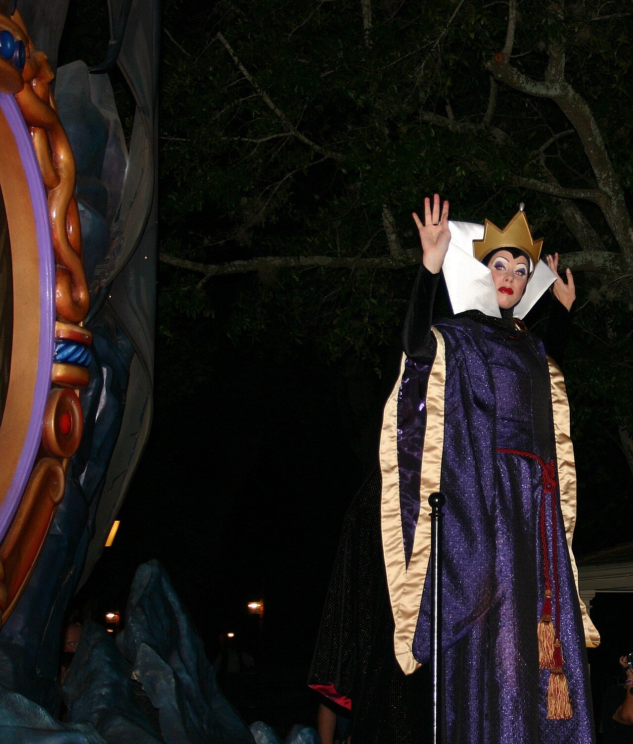 A Rainha Má no carro alegórico dos vilões da parada de Halloween do Magic Kingdom