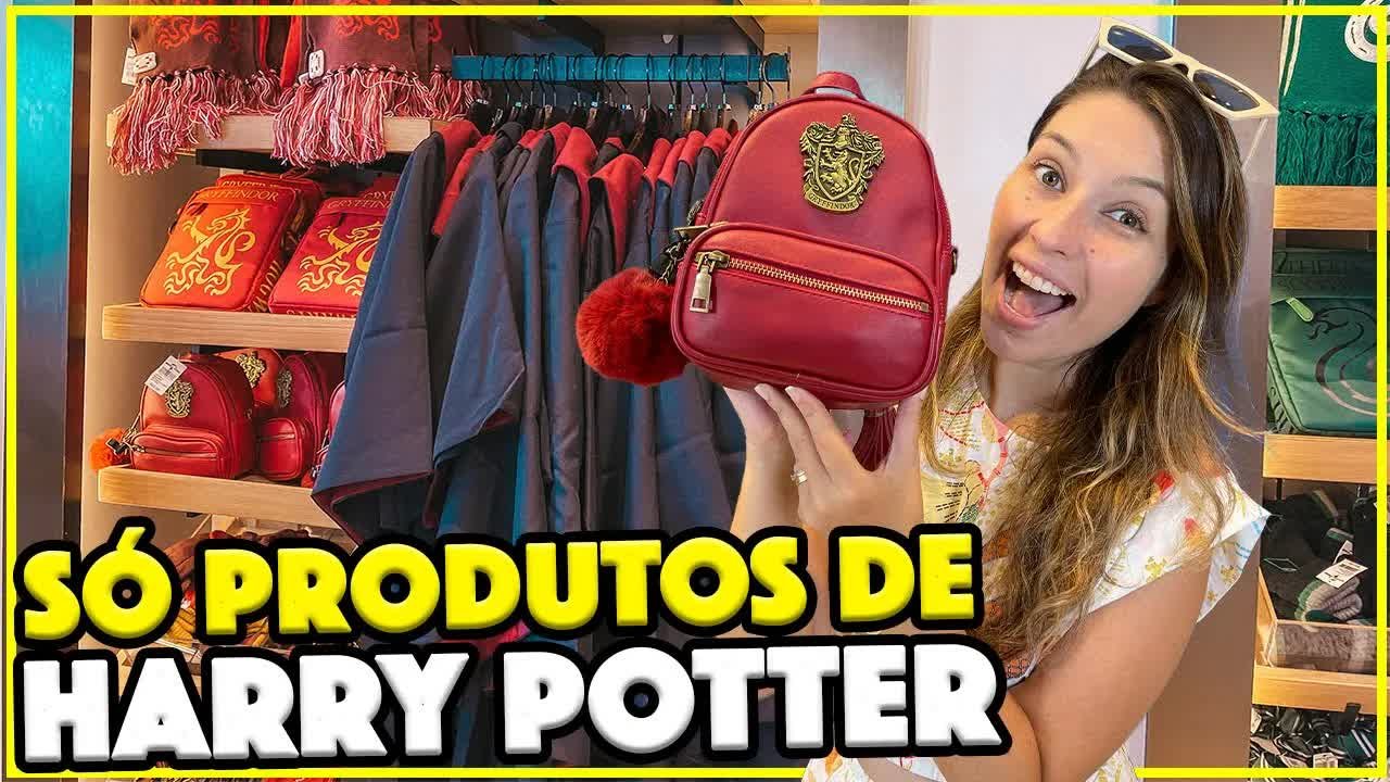 Gabi com a mochila Loungefly da Sonserina na frente dos uniformes, na loja oficial do CityWalk