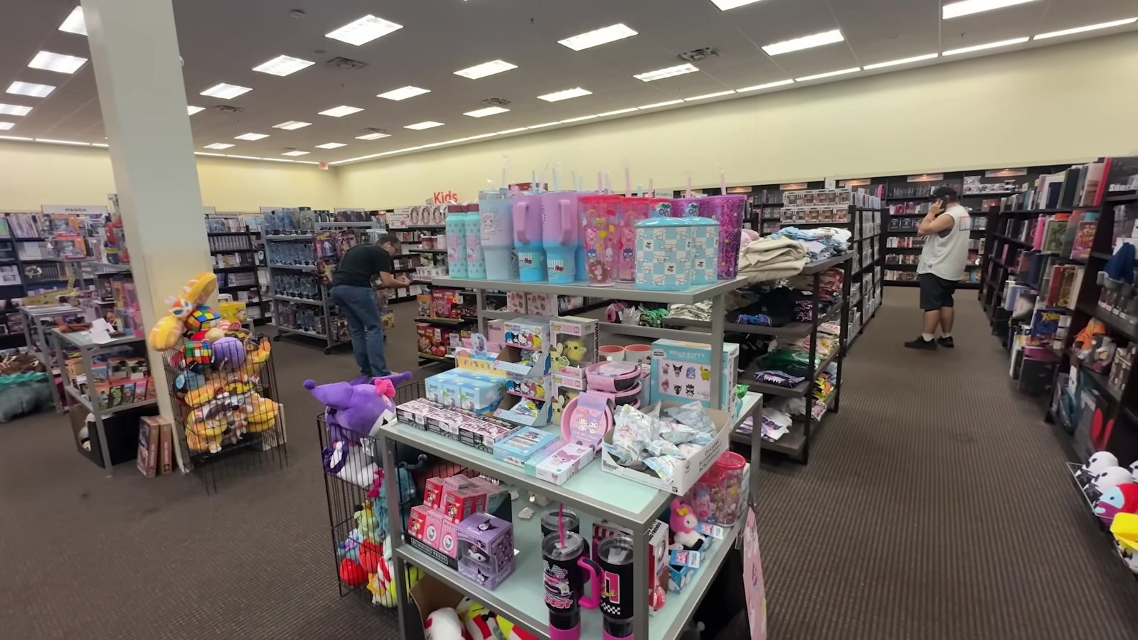 Corredores da livraria Books-A-Million com produtos geek e de Disney