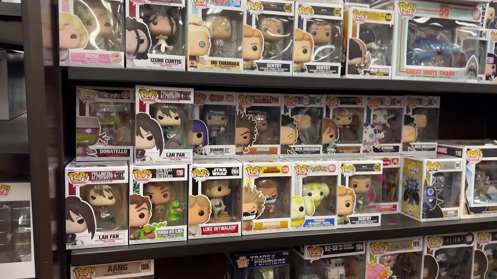 Parede de Funko Pop da Books-A-Million com grande variedade de personagens
