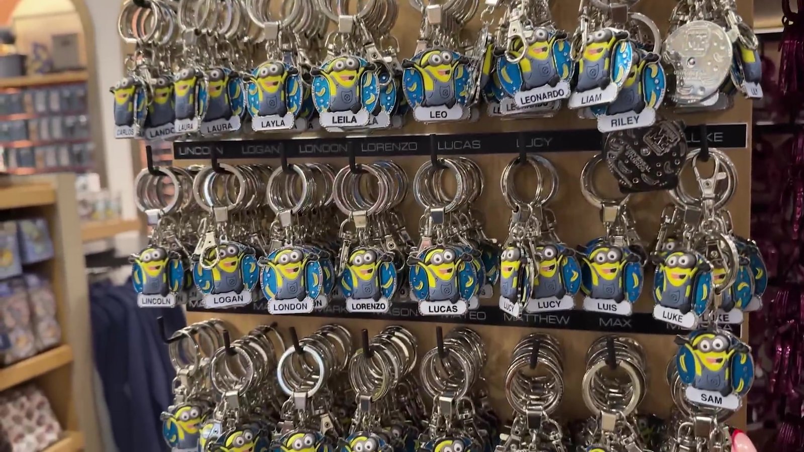 Gancheira de chaveiros dos Minions personalizados com nomes na loja da Universal