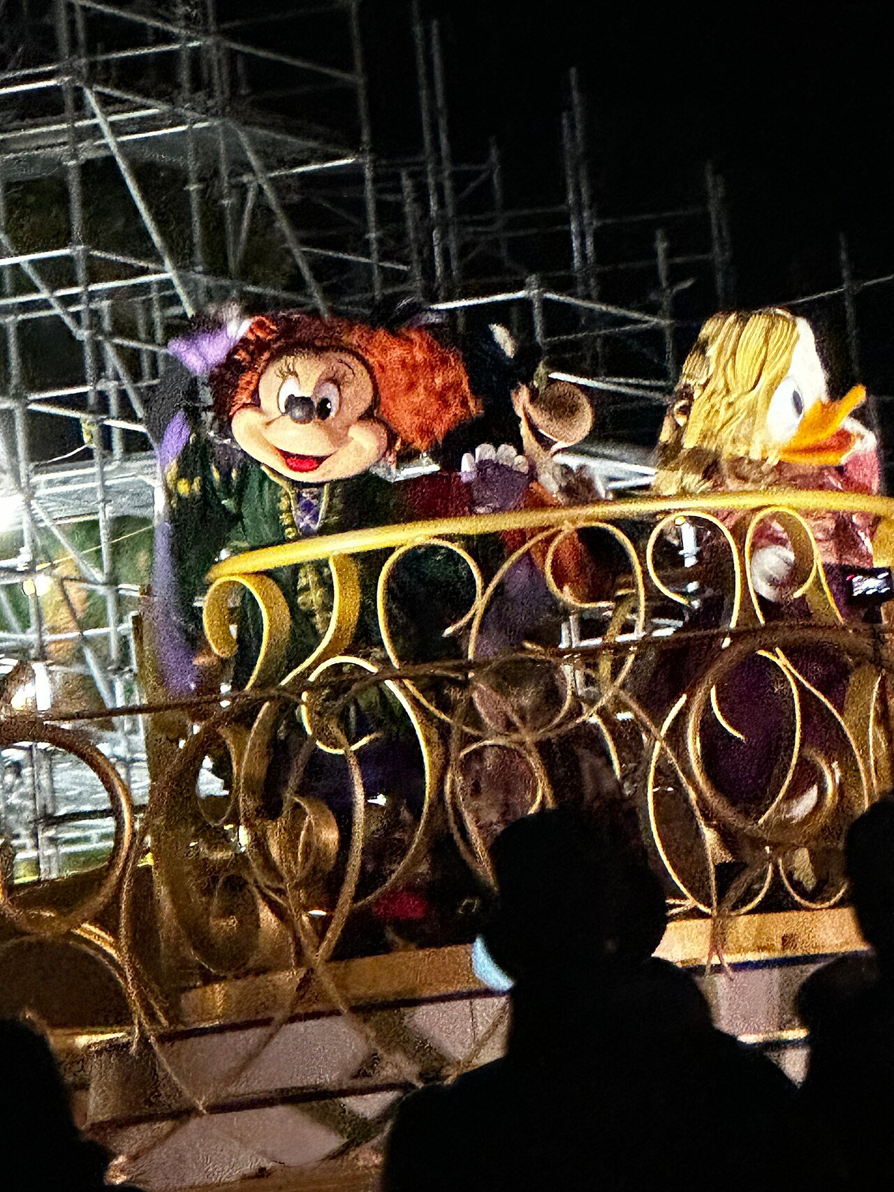 Personagens da Disney num carro alegórico da parada de Halloween do Magic Kingdom
