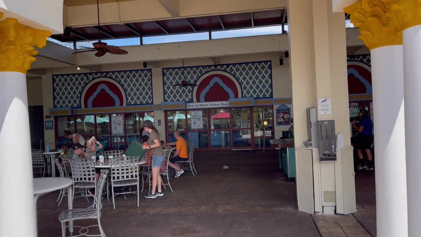 Área de mesas do Zagora Café, com decoração marroquina, no Busch Gardens